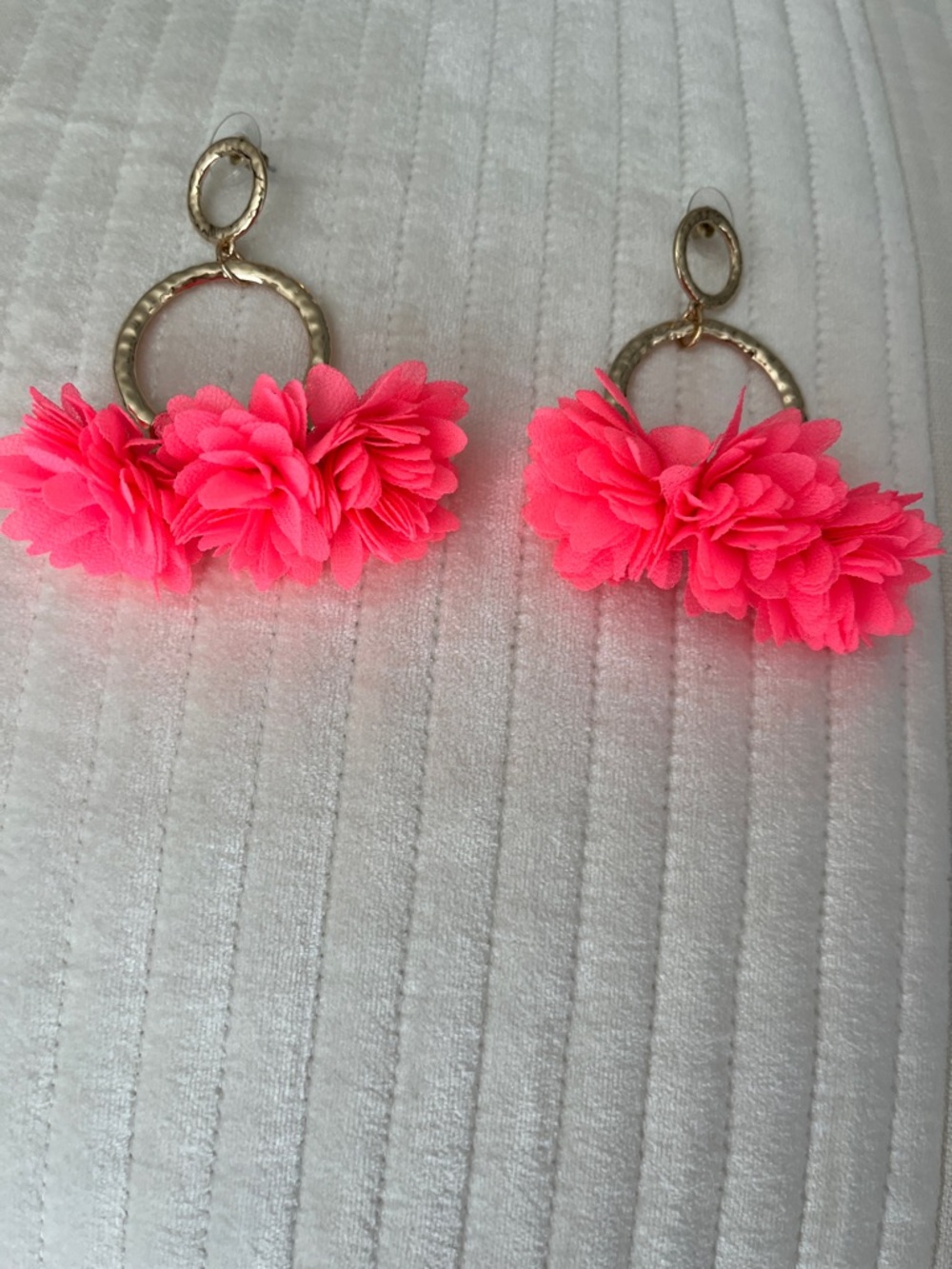 NWOT Lilly Pulitzer Cascading Petal Gold-Tone Hoop Earrings - Picture 3 of 4